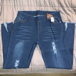 SOLD! NWT Distressed Jeggings